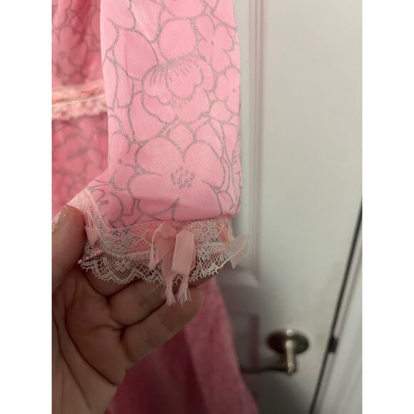 Vintage pink and silver dressing gown - Picture 4 of 8